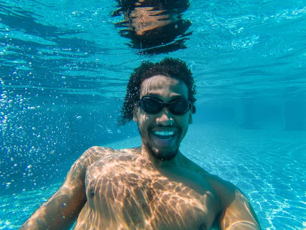 Beau Jeune Homme Afro Américain Plongeant Dans Une Piscine Prenant — Photo