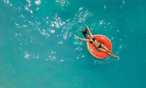 Beautiful Young Woman Enjoying Summer Sea — Stock Photo, Image