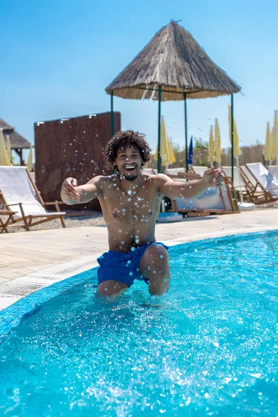 Belo Jovem Africano Americano Salpicando Água Uma Piscina Outisde — Fotografia de Stock