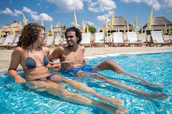 Schönes Junges Paar Genießt Einen Urlaubstag Pool Tagsüber — Stockfoto