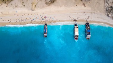 Mavi su demirledi tekne ile bir plaj güzel uçak atış