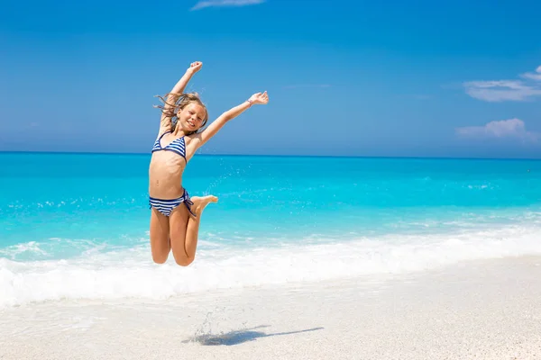 Mooi Jong Meisje Springen Het Strand Tijdens Het Kijken Naar — Stockfoto