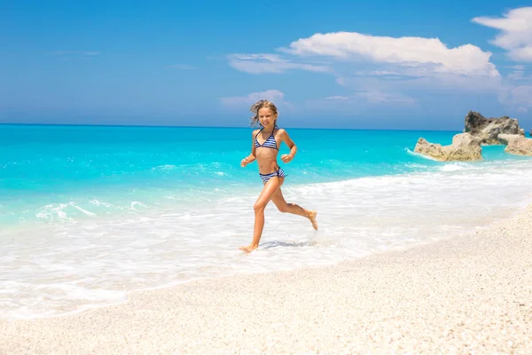 Mooi Meisje Het Strand Overdag Uitgevoerd — Stockfoto