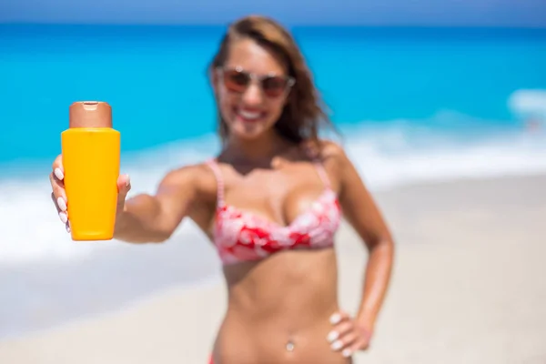 Mulher Bonita Segurando Protetor Solar Câmera Enquanto Sorri — Fotografia de Stock