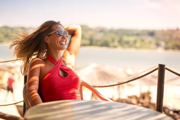 Mooie Jonge Vrouw Genietend Van Zon Een Bar Terwijl Het — Stockfoto