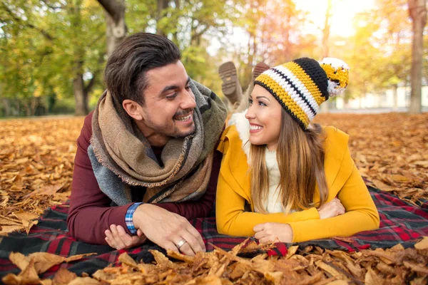 Glückliches Paar Herbst Einem Park Und Lächelt Die Kamera — Stockfoto