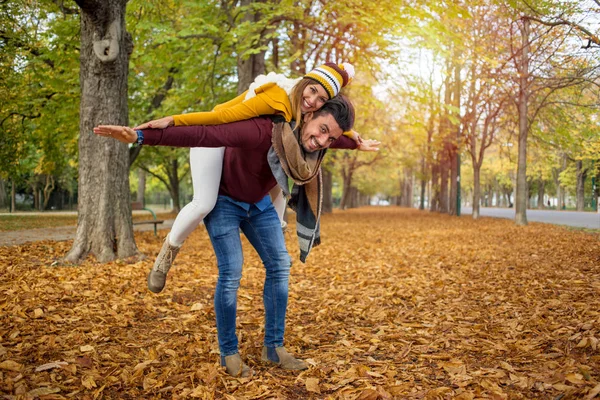 Mooie Piggy Rug Herfst Glimlachend Echt Paar — Stockfoto