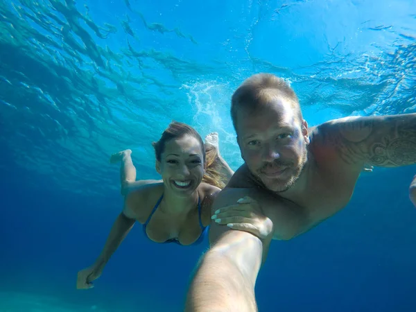 Beau Jeune Couple Plongeant Dans Océan Tout Regardant Dans Caméra — Photo
