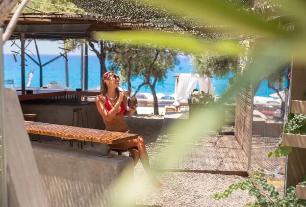 Mulher Bonita Desfrutando Coquetel Bar Praia Biquíni — Fotografia de Stock