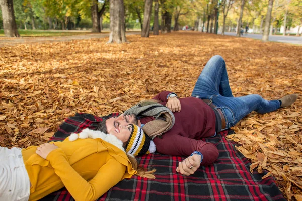 快乐的情侣躺在 Picknick 毯上的秋天 而睡觉 — 图库照片