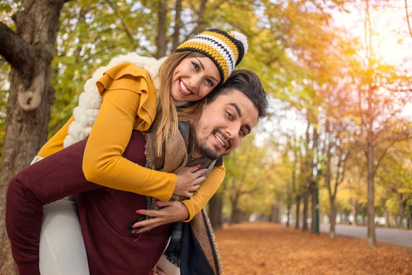 Mooie Piggy Rug Herfst Glimlachend Echt Paar — Stockfoto