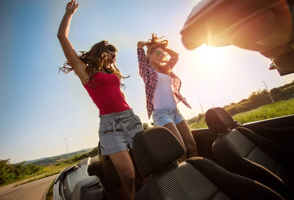 Dos Hermosas Chicas Jóvenes Bailando Convertible Atardecer — Foto de Stock