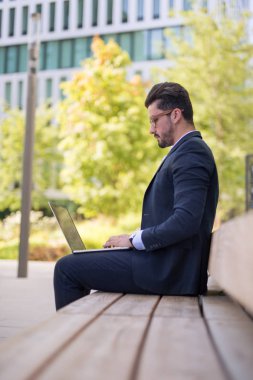 Yakışıklı genç işadamı dışında onun laptop gündüz üzerinde çalışma