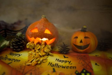 Sis içinde halloween pumpkins alev aldı.