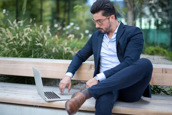 Joven Hombre Negocios Guapo Trabajando Fuera Portátil Sentado Banco — Foto de Stock