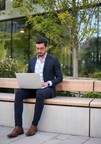 Guapo Joven Hombre Negocios Trabajando Fuera Portátil Durante Día — Foto de Stock