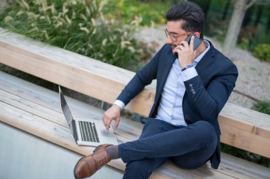 Yakışıklı genç işadamı dışında onun laptop gündüz üzerinde çalışma