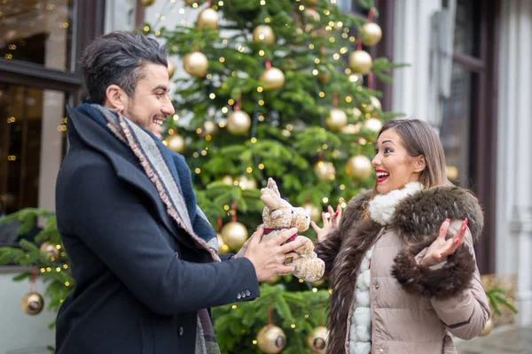 Gelukkig Jonge Man Geven Een Kerstcadeau Aan Zijn Vriendin Terwijl — Stockfoto