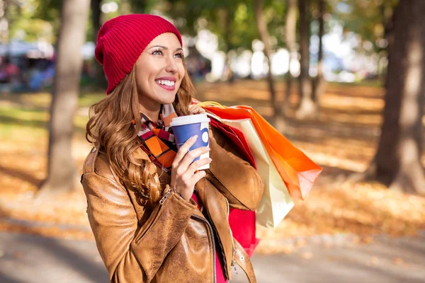 Piękna Młoda Kobieta Picia Kawy Uśmiecha Się Parku Jesień Zakupy — Zdjęcie stockowe