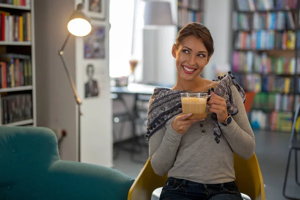 Piękna Młoda Kobieta Korzystających Kawę Café Biblioteki Jednocześnie Uśmiechając Się — Zdjęcie stockowe