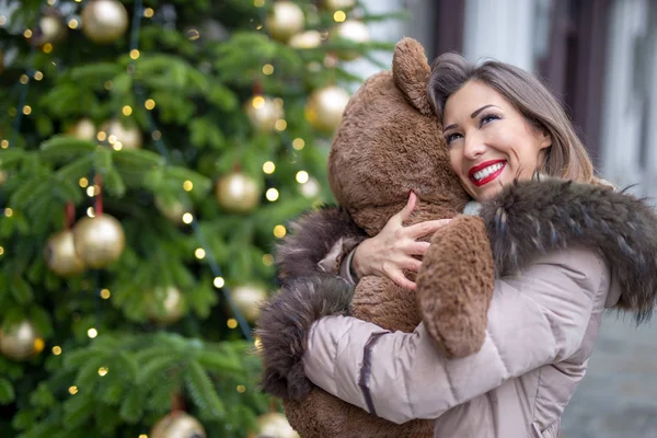 Mooie Jonge Vrouw Een Teddybeer Aanwezig Voor Kerstmis Buiten Knuffelen — Stockfoto