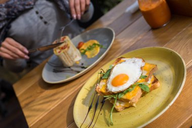 Yumurta kahvaltı sandviç Bayan elle arka plan gündüzleri bulanık closeup