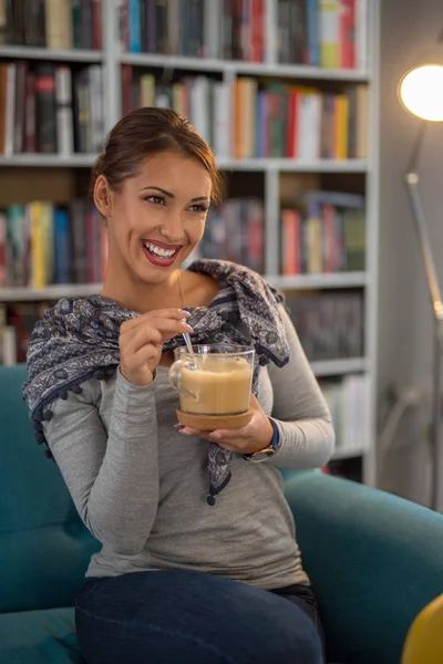 Piękna Młoda Kobieta Korzystających Kawę Café Biblioteki Jednocześnie Uśmiechając Się — Zdjęcie stockowe