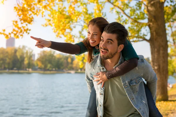 Mooie Jonge Paar Wandelen Buiten Herfst Terwijl Glimlachend Pinting Iets — Stockfoto
