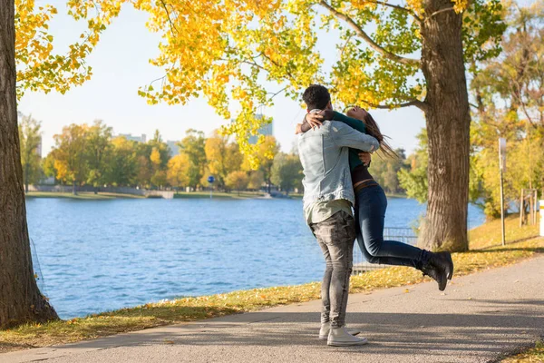 Mooie Jonge Paar Wandelen Buiten Herfst Een Zonnige Dag — Stockfoto