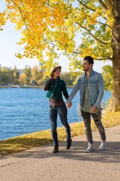 Gelukkige Paar Wandelen Een Park Aan Het Water Herfst Overdag — Stockfoto