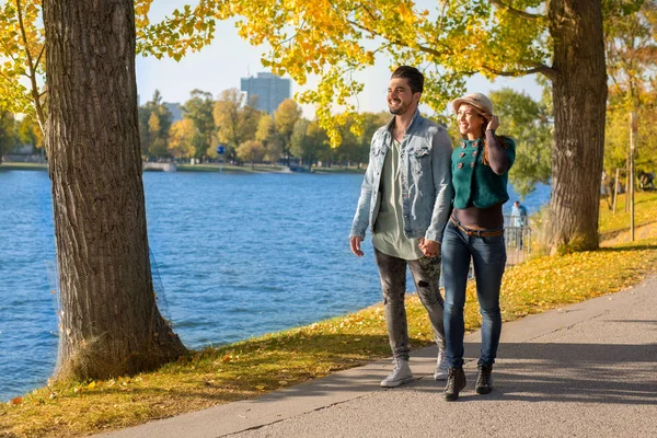 愉快的夫妇在公园散步在秋天白天的水 — 图库照片
