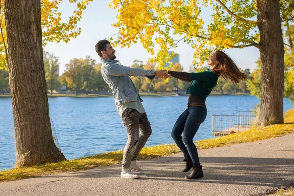 Красива молода пара виходить на вулицю восени — стокове фото