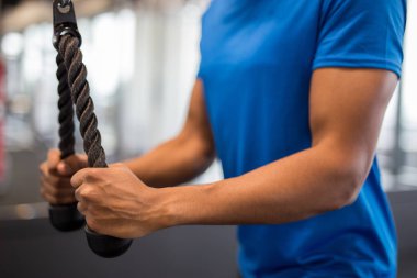 Spor salonu gündüz egzersiz yapan bir erkek closeup