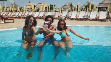 Genç arkadaş bir yüzme havuzunda parti grubu