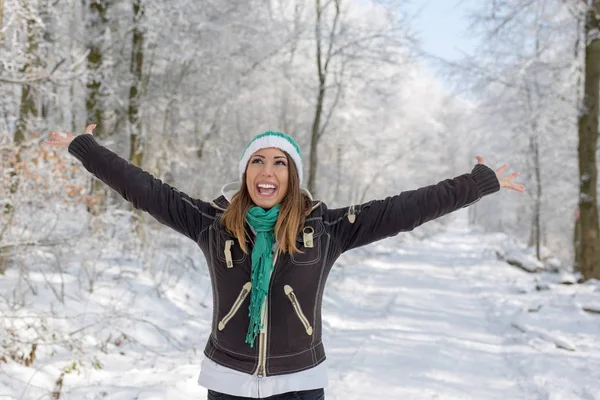 Gelukkig Jonge Vrouw Spelen Sneeuw Overdag — Stockfoto