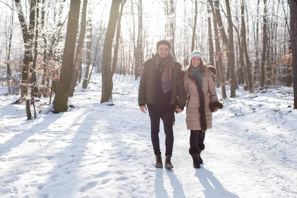 Gelukkige Paar Wandelen Het Woud Sneeuw Winter Bij Zonsondergang — Stockfoto