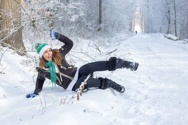 Mooie Jonge Vrouw Vallen Ijzige Weg Bos Overdag — Stockfoto