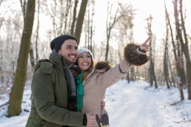 Gündüz bir şey de parmak işaret orman kadın güzel çift
