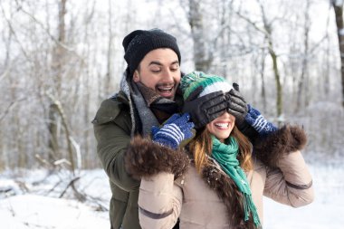 Ormanın içinde karda oynarken mutlu güzel çift