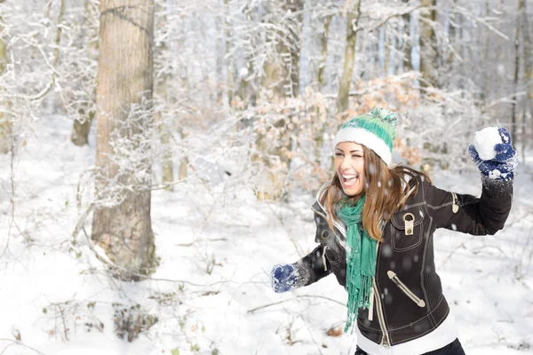 Mooie Jonge Vrouw Spelen Met Een Sneeuwbal Buiten Een Forest — Stockfoto