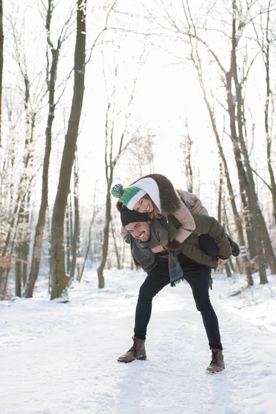 Gelukkige Jonge Paar Spelen Sneeuw Een Bos Overdag — Stockfoto