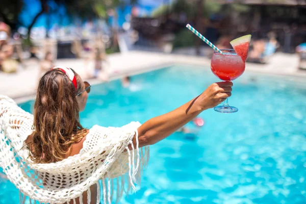 Jeune Femme Méconnaissable Tenant Cocktail Air Dans Une Piscine Vacances — Photo