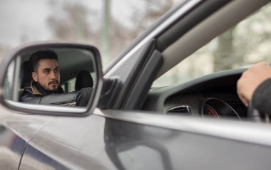 Dikiz aynasına kışın fotoğraflandı araba yakışıklı genç