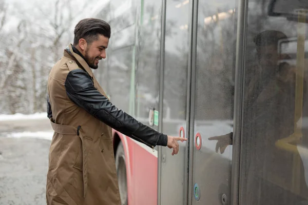 Przystojny Młody Człowiek Otwierając Drzwi Autobusu Aby Dostać Się Środka — Zdjęcie stockowe