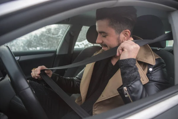 Guapo Joven Que Pone Cinturón Seguridad Coche Mientras Sonríe — Foto de Stock