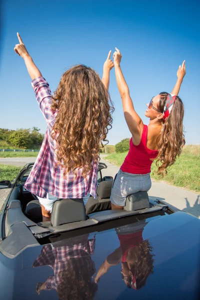 Dos Hermosas Chicas Jóvenes Bailando Coche Descapotable — Foto de Stock