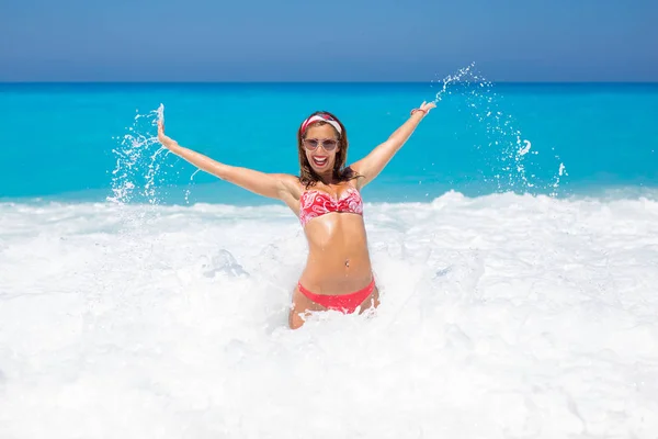 Hermosa Mujer Joven Divirtiéndose Océano Salpicando Alrededor Sonriendo Durante Día — Foto de Stock