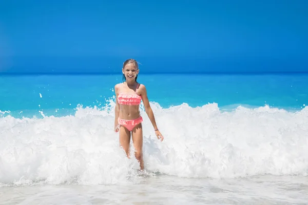 Feliz Niña Jugando Con Olas Océano Mientras Sonríe Cámara — Foto de Stock