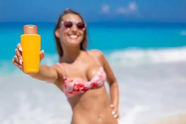 Beautiful Young Woman Holding Sunscreen Camera While Smiling — Stock Photo, Image