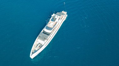 Okyanus photogrphed yukarıdan ortasında güzel beyaz yat